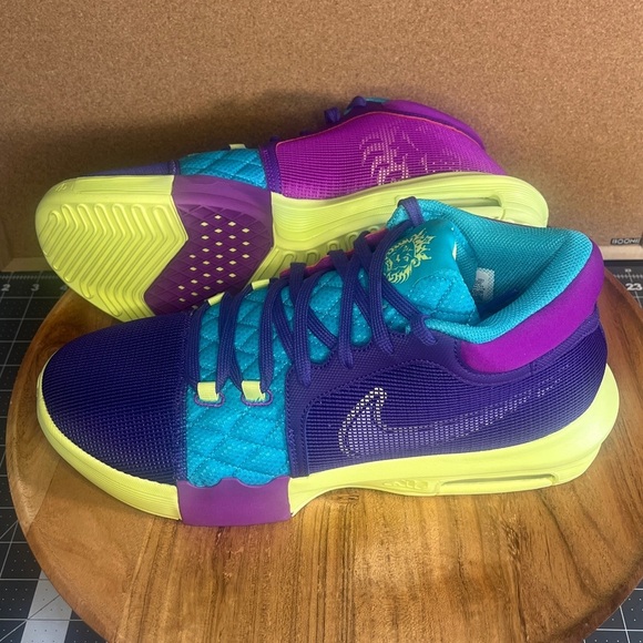Nike 
Lebron james 
Witness 8
Girls purple
NWOT - Picture 6 of 13